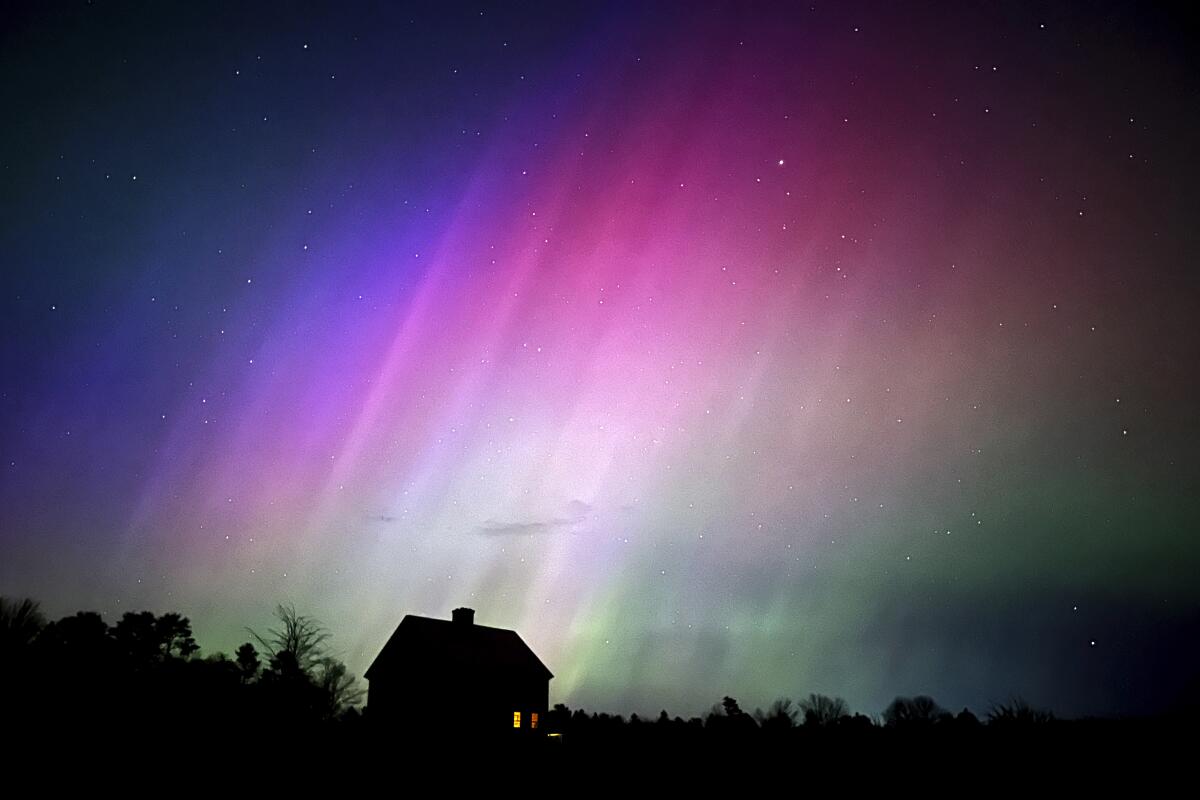 Tormenta Solar Golpea A La Tierra Y Deja Coloridas Auroras Boreales En