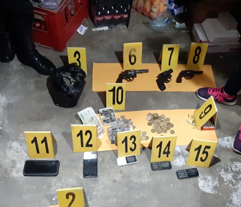 Armas y drogas fueron decomisadas durante tres allanamientos; 10 ...