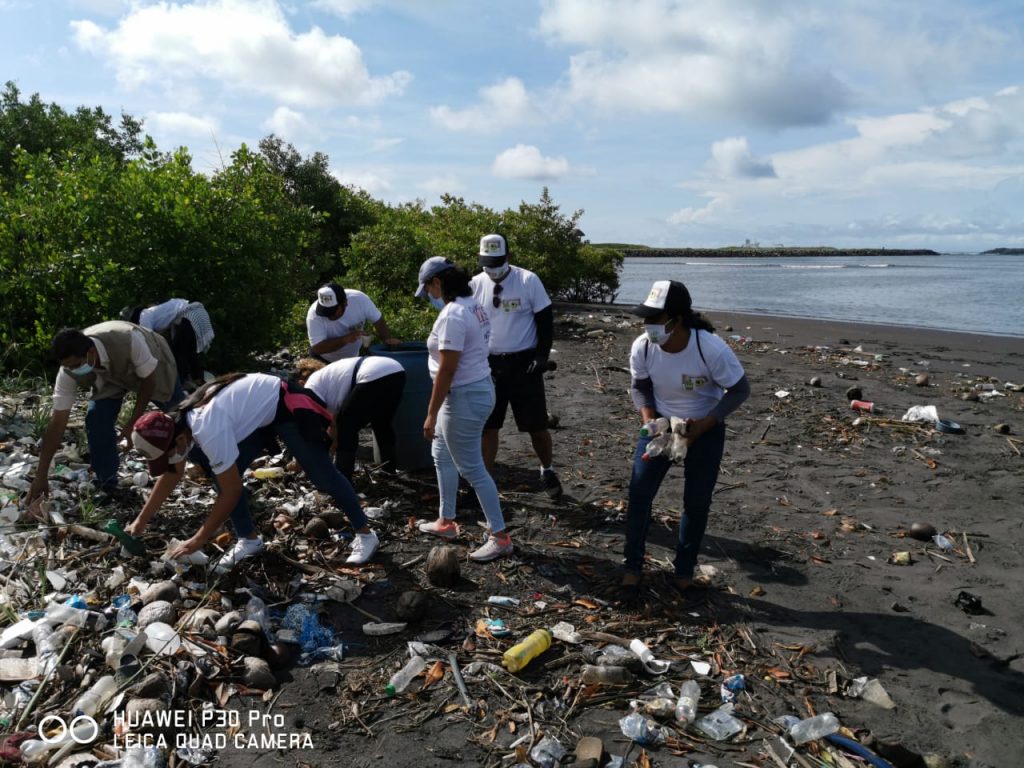 Retiran toneladas de basura en río guatemalteco que contamina playas hondureñas