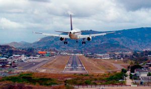 Honduras reabre aeropuertos para vuelos internos tras cierre por covid-19