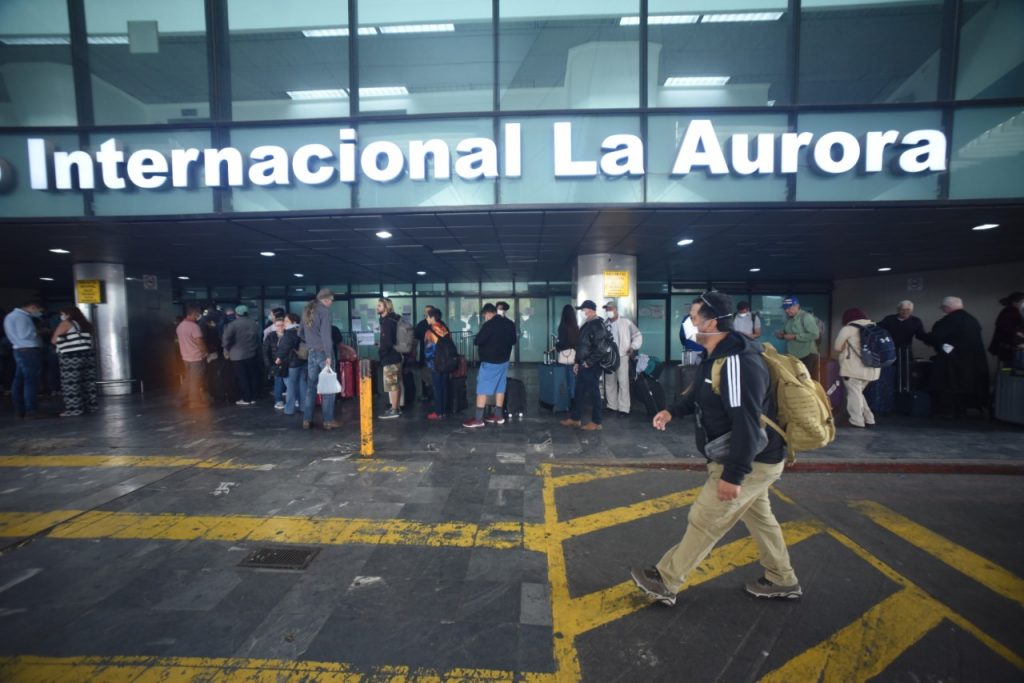 A dos días de abrir el Aeropuerto Internacional La Aurora, así como el resto de fronteras en todo el país, las autoridades confirmaron el primer caso de un pasajero con Covid-19.