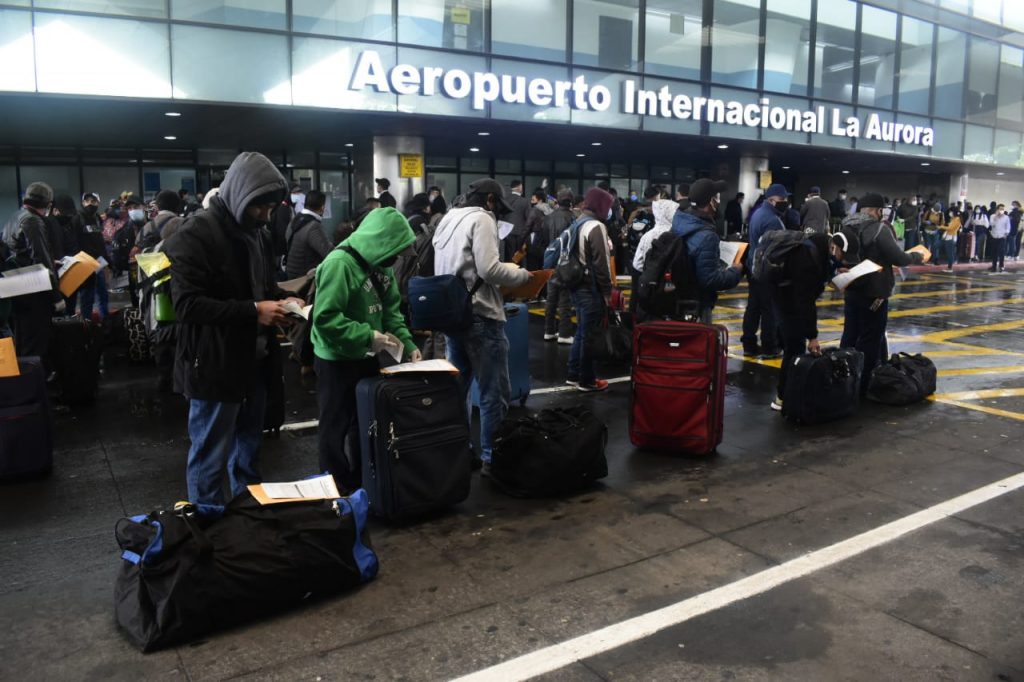 En medio de incertidumbre por la pandemia Covid-19, misma que ha cobrado la vida de más de 3 mil guatemaltecos y 83 mil 664 personas se han contagiado de esa enfermedad, hoy, el Aeropuerto Internacional La Aurora, junto al resto de fronteras del país, abre de nuevo sus puertas.