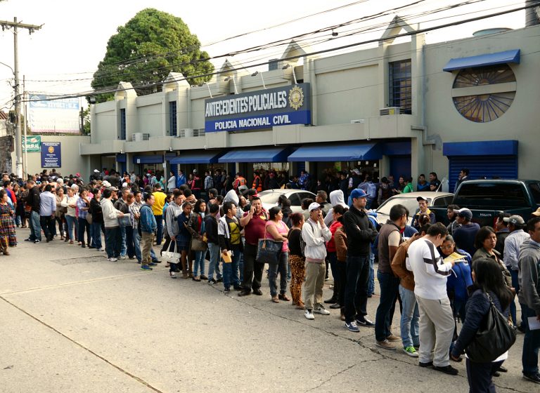 Sin la necesidad de acudir a una estación de la Policía Nacional Civil, ahora los guatemaltecos podrán tramitar la constancia de antecedentes policiacos en línea, esto luego que el Ministerio de Gobernación modernizara la emisión de esa certificación.