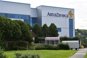 AstraZeneca reanuda ensayos para una vacuna contra el covid-19 en el Reino Unido