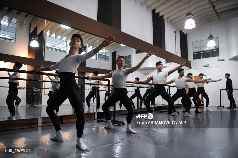 Cavani baila para promover el ballet entre varones en Uruguay