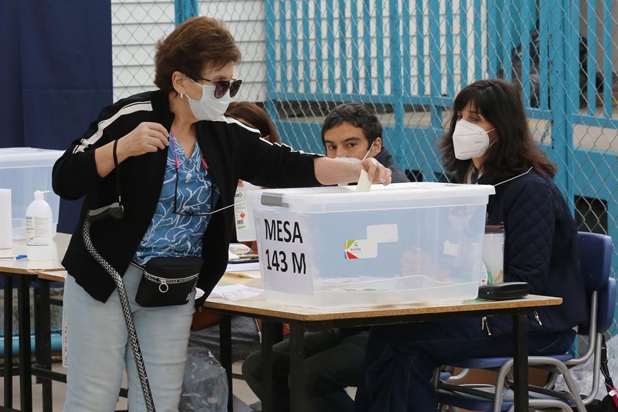 Multitud de chilenos salen a votar en referéndum constitucional con