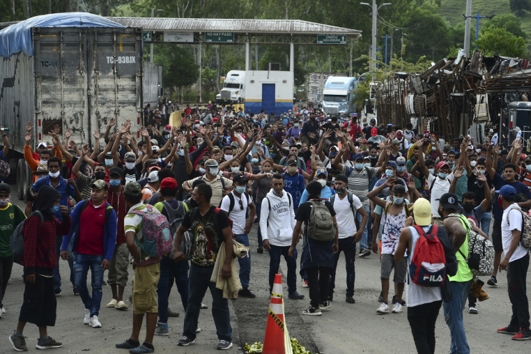 Guatemala repatrió a 3,384 migrantes hondureños de una caravana que se dirigía a Estados Unidos en medio de la pandemia de covid-19, informó este domingo el presidente, Alejandro Giammattei.
