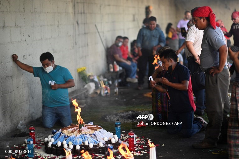 Guatemaltecos piden a santo popular San Simón protección contra el covid-19
