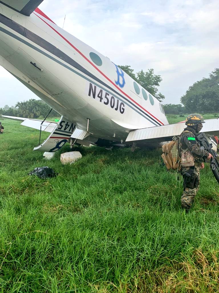 El Ejército de Guatemala informó este martes sobre una aeronave que ingresó ilegalmente a territorio nacional en horas de la madrugada, misma que fue localizada esta mañana en un terreno baldío en la aldea La Barrita, del departamento de Retalhuleu.