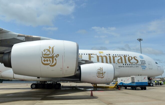 La aerolínea Emirates, la más importante de Oriente Medio, anunció el jueves unas pérdidas semestrales de 3.400 millones de dólares, las primeras que registra en 30 años, debido a los devastadores efectos de la pandemia de covid-19, que prácticamente paralizó el tráfico aéreo.