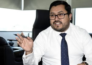 Tras permanecer 15 días como prófugo, el exministro de Desarrollo Social, Carlos Velásquez Monge, se entregó este viernes a la justicia guatemalteca.