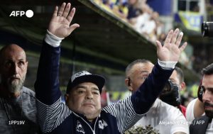 La leyenda argentina del fútbol Diego Maradona fue ingresado este lunes a una clínica privada de la ciudad de La Plata, al sur de Buenos Aires, para someterlo a chequeos médicos, informó la prensa local.