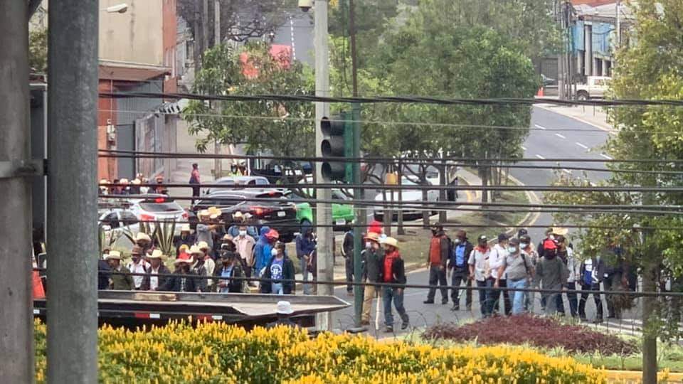 Militares retirados bloquean por segunda ocasión la Calle Martí Crónica