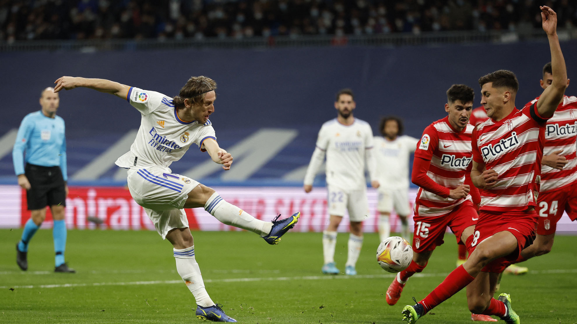 Во сколько играет реал мадрид. Гранада - Реал матч. Real Madrid vs Granada. Реал Гранада прямая трансляция. 19:30 Гранада Реал Мадрид.