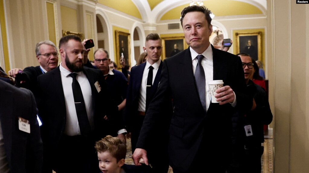 Elon Musk entra en acción y lleva política de Trump al Capitolio